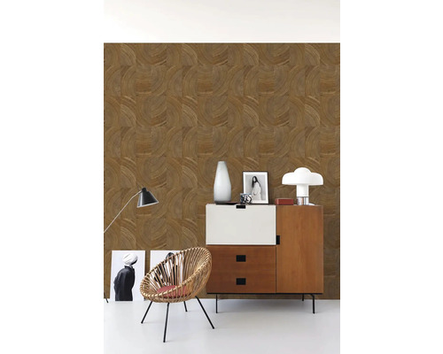 Pohľad na miestnosť s tapetou so vzorom, komodou a dekoráciou