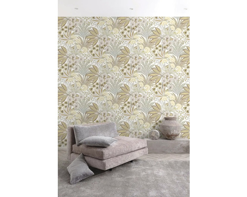 Obývacia izba s kvetinovou tapetou, kreslom a dekoráciou