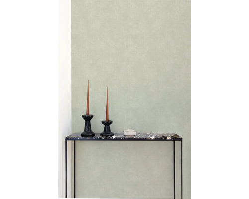 Tapeta s dvoma svietnikmi na konzolovom stolíku.