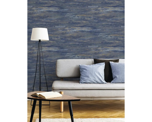 Obývacia izba s tapetou so vzorom, pohovkou, stojacou lampou a stolom.