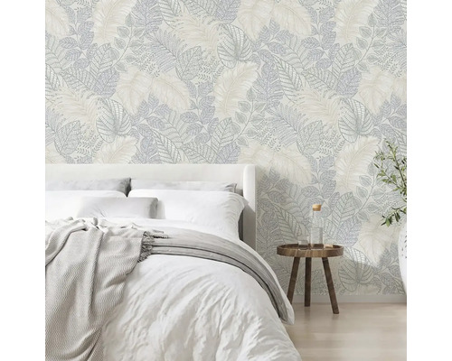Spálňa s tapetou so vzorom listov a posteľou