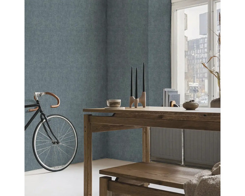 Obývacia izba so štruktúrovanými stenami, dreveným stolom a bicyklom