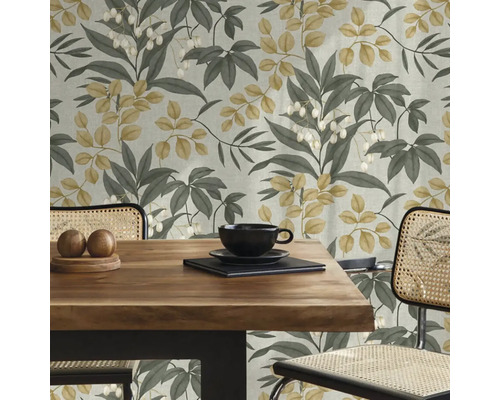 Dekoratívna izba s jedálenským stolom pred tapetou so vzorom listov.