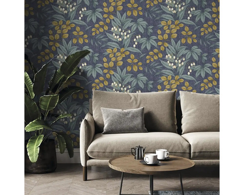 Obývacia izba s kvetinovou tapetou, pohovkou, stolom a izbovou rastlinou