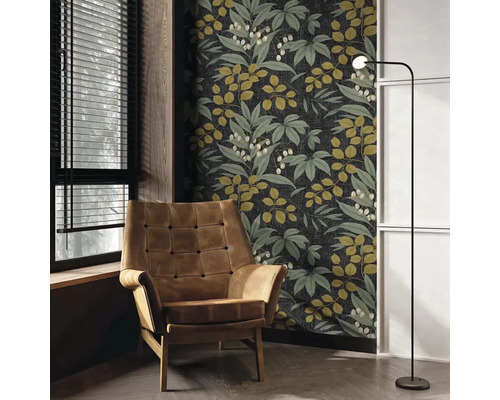 Návrh interiéru s kreslom, stojacou lampou a kvetinovou tapetou pre útulný interiér