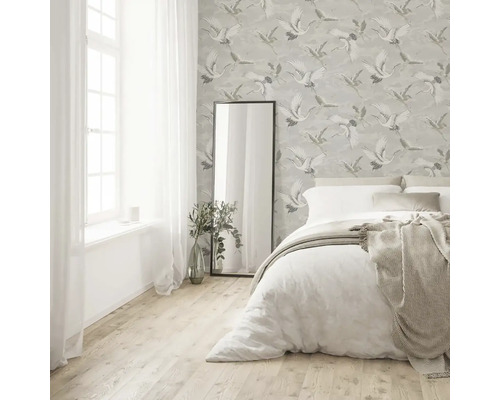 Spálňa s posteľou, zrkadlom a tapetou so vzorom vtákov