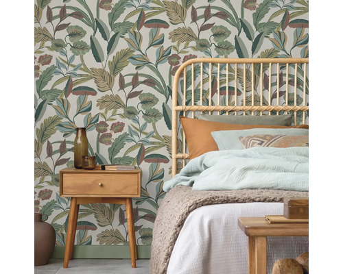 Spálňa s tapetou s motívom džungle, ratanovou posteľou a dreveným nočným stolíkom