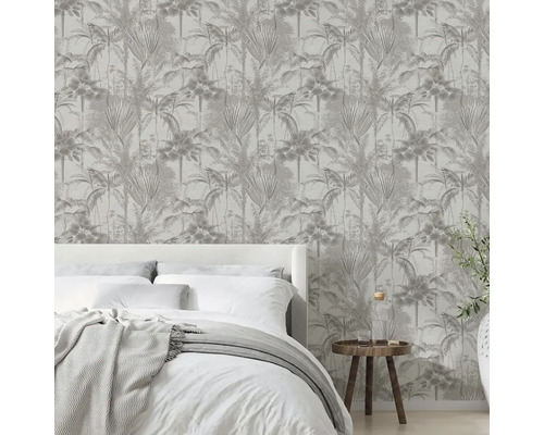 Spálňa s tapetou s motívom paliem