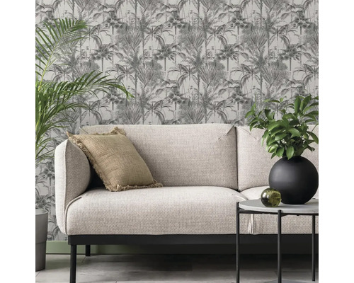 Obývacia izba s pohovkou, odkladacím stolíkom a tapetou s motívom džungle