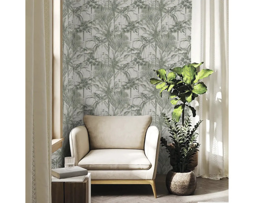 Scéna s kreslom, izbovou rastlinou a tapetou s motívom džungle