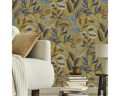 Obývacia izba s kvetinovou tapetou, pohovkou, vankúšom, lampou a kopou kníh