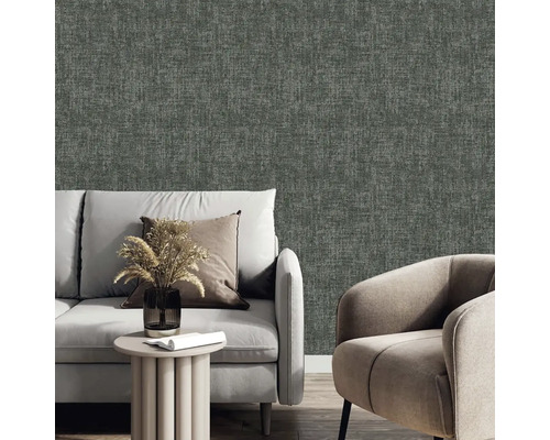Obývacia izba so sivou textilnou tapetou, pohovkou a kreslom.