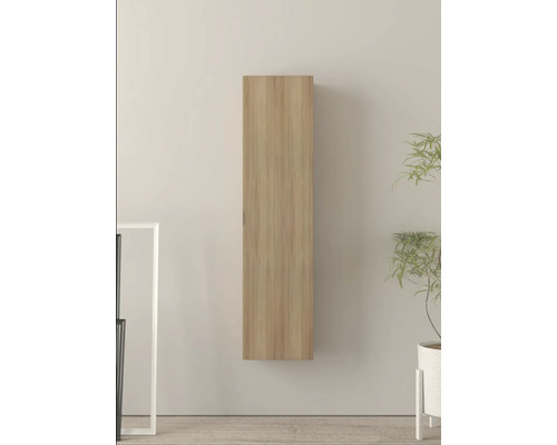 Drevená závesná skrinka pripevnená k stene