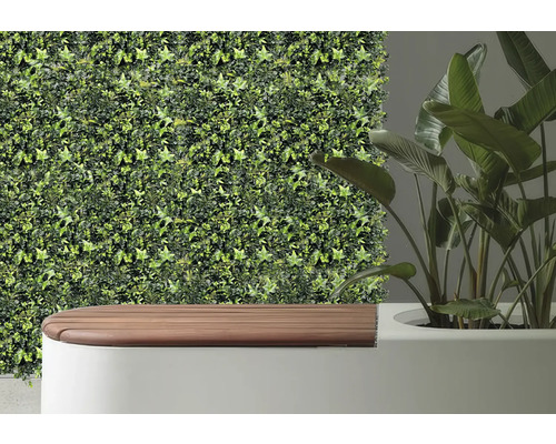 Dekoratívny obklad stien s umelým brečtanom vedľa lavičky a izbovej rastliny.