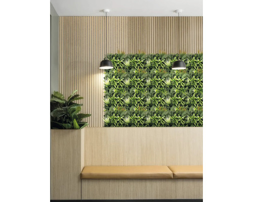 Čakáreň so stenou z rastlín, lavicou a závesnými svetlami