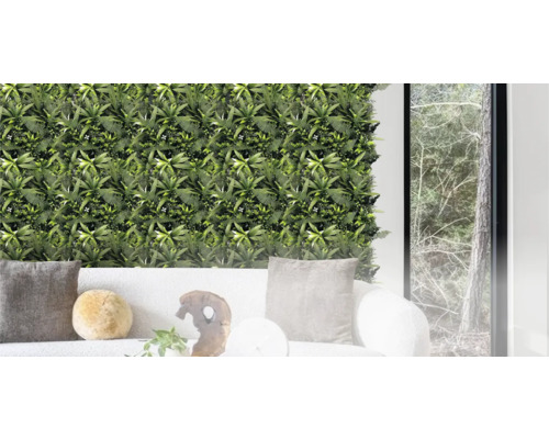 Zelené nástenné panely s rastlinami a papradinami za pohovkou