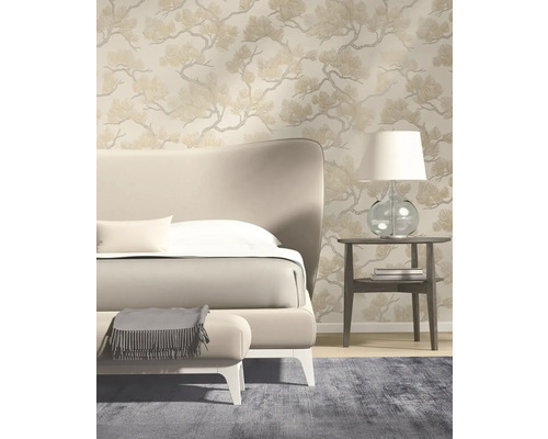 Spálňa s posteľou, nočnou lampou a tapetou so vzorom stromu