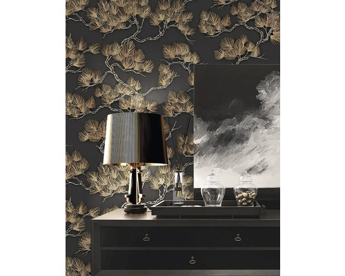 Dekoratívna izba so vzorovanou tapetou, lampou a komodou