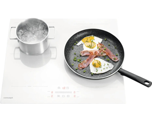 Indukčná varná doska s hrncom a panvicou s volskými okami a slaninou