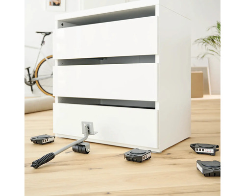 Sada nábytkových valčekov so zdvihákom a komodou na drevenej podlahe