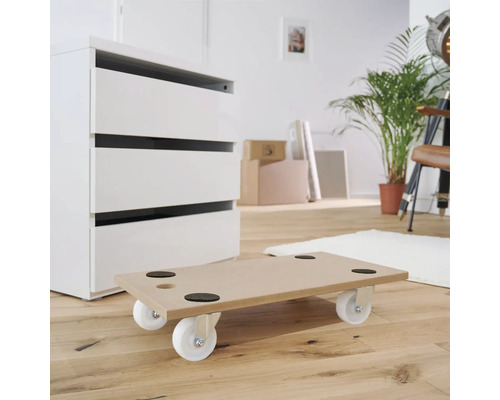 Nábytkové kolieska pod komodou na drevenej podlahe