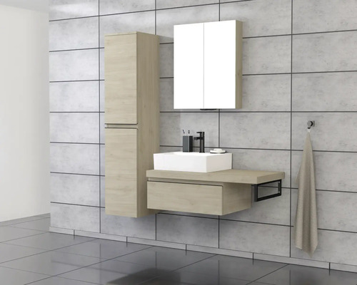 Kúpeľňa s umývadlom, zrkadlovou skrinkou a vysokou skrinkou