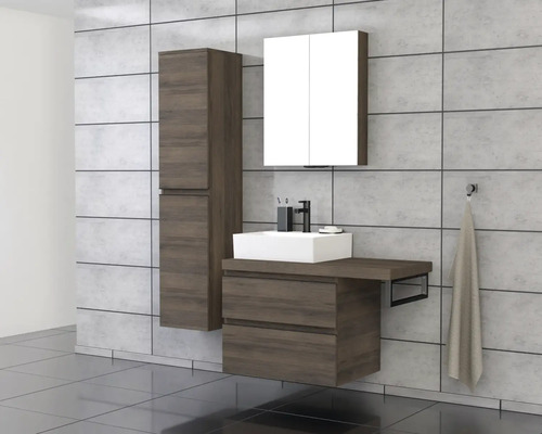 Moderná kúpeľňa s umývadlom, zrkadlovou skrinkou a vysokou skriňou vo vzhľade dreva