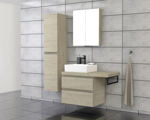 Kúpeľňa s umývadlom, zrkadlovou skrinkou a vysokou skriňou