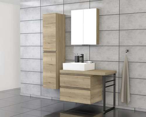 Kúpeľňa s umývadlom, zrkadlovou skrinkou a vysokou skriňou vo vzhľade dreva na šedej dlažbe