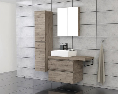 Kúpeľňa s umývadlom, zrkadlovou skrinkou a vysokou skrinkou vo vzhľade dreva