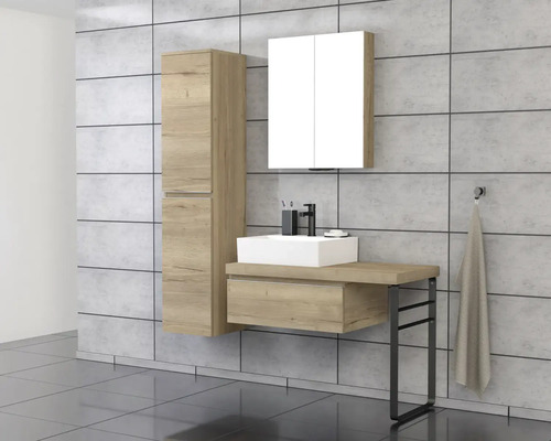 Kúpeľňa s umývadlovou skrinkou, umývadlom, zrkadlovou skrinkou a vysokou skrinkou