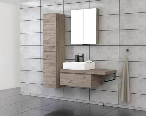 Kúpeľňa s umývadlom, zrkadlovou skrinkou a vysokou skrinkou v drevenom prevedení