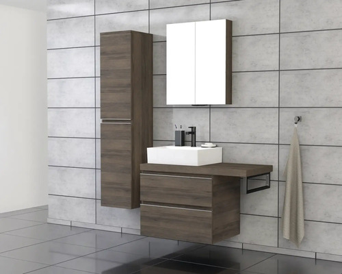 Kúpeľňa s umývadlom, zrkadlovou skrinkou a vysokou skrinkou vo vzhľade dreva