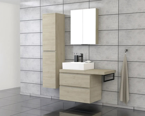 Kúpeľňa s umývadlom, zrkadlovou skrinkou a vysokou skrinkou