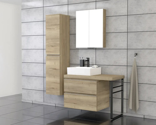 Kúpeľňa s umývadlom, zrkadlovou skrinkou a vysokou skriňou vo vzhľade dreva