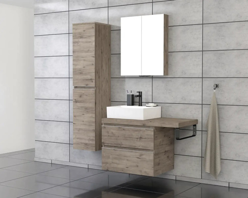 Kúpeľňa s umývadlom, zrkadlovou skrinkou a vysokou skriňou v modernom dizajne