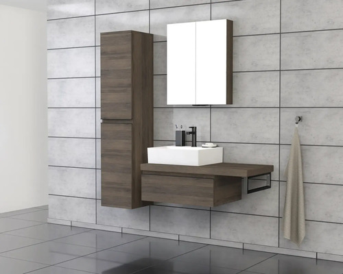 Kúpeľňa s umývadlom, zrkadlovou skrinkou a vysokou skrinkou