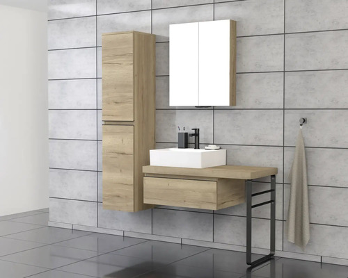 Kúpeľňa s umývadlom, zrkadlovou skrinkou a vysokou skrinkou vo vzhľade dreva na sivej dlažbe