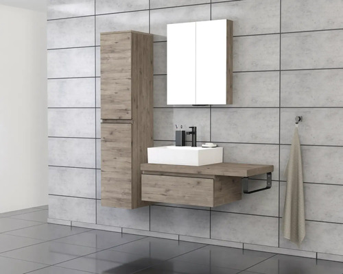 Moderná kúpeľňová súprava s umývadlom, zrkadlovou skrinkou a vysokou skriňou vo vzhľade dreva