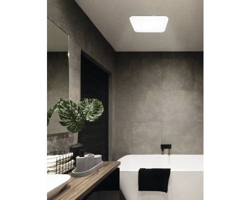 Kúpeľňa s vaňou, umývadlom a stropným svietidlom