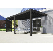 Pergola s lamelovou strechou a sedením v záhrade.