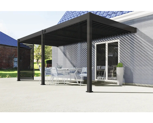 Pergola s lamelovou strechou a sedením v záhrade.