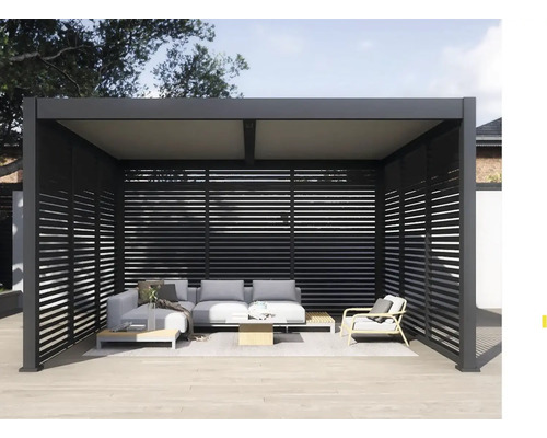 Moderná terasa so zastrešením s horizontálnymi lamelovými stenami a lounge nábytkom