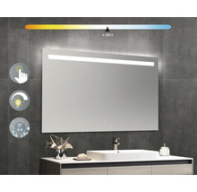 Osvetlené obdĺžnikové zrkadlo nad umývadlom s batériou a dekoráciou