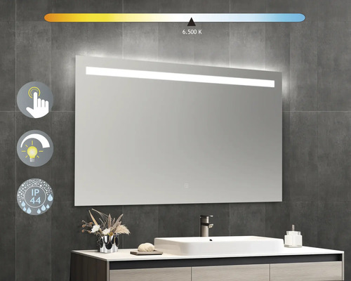 Osvetlené obdĺžnikové zrkadlo nad umývadlom s batériou a dekoráciou