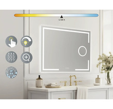 "Osvetlené zrkadlo nad umývadlom so zlatou armatúrou a dekoráciou