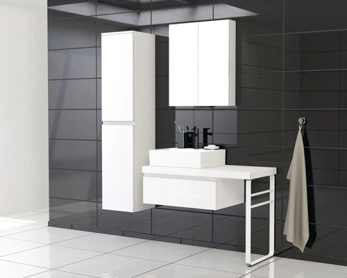 Kúpeľňa s umývadlovou skrinkou, zrkadlovou skrinkou a vysokou skrinkou pred tmavým obkladom