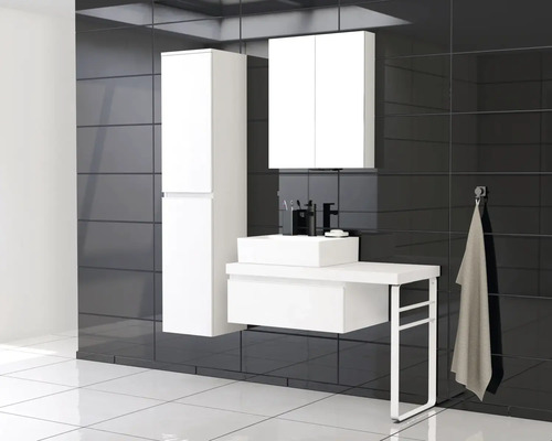 Kúpeľňa s umývadlom, zrkadlovou skrinkou a vysokou skrinkou pred čiernou stenou