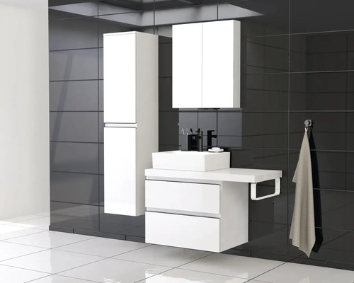 Moderná kúpeľňa s umývadlovou skrinkou, zrkadlovou skrinkou a vysokou skrinkou.