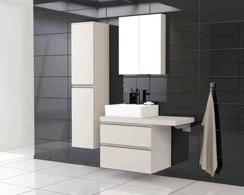 Moderná kúpeľňa s umývadlom, zrkadlovou skrinkou a vysokou skriňou na tmavom obklade.